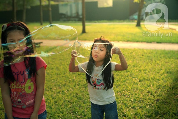 Cách làm bong bóng xà phòng khổng lồ chơi cùng bé yêu
