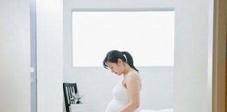 Cám cảnh bà ngoại quỳ xuống để xin bà nội nhận cháu!