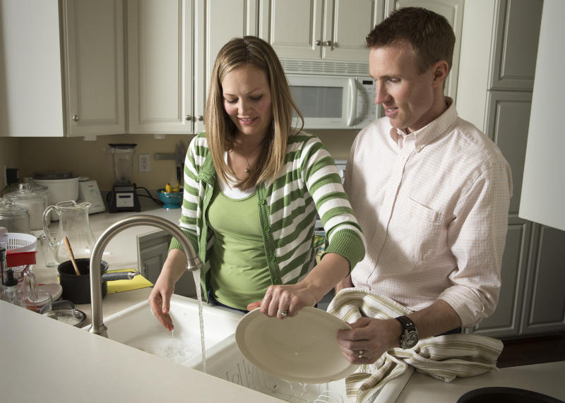Làm thế nào để chồng chịu chia sẻ việc nhà