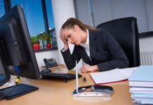 Bệnh trĩ khiến chị em văn phòng khổ sở 1