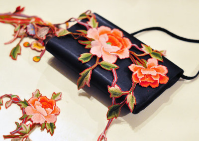 Lạ mắt túi xách handmade hoa văn nổi bật