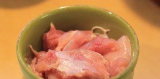 Cách xào thịt gà ngon với dưa chuột và nấm cho cuối tuần