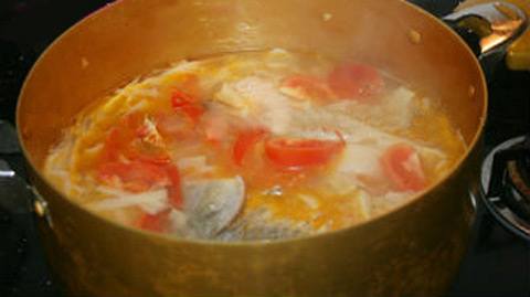 Cách nấu canh chua đầu cá hồi tuyệt ngon cho bữa trưa