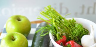 Làm salad táo dưa chuột chua chua giòn giòn