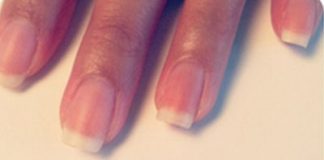 Cách vẽ nail chấm bi trắng thanh lịch cho cô nàng nữ tính