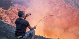 Những chuyện điên rồ du khách đã làm trong năm 2015