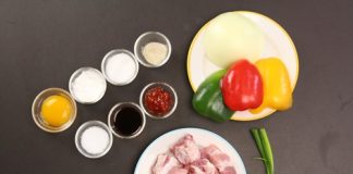 Đổi vị cho cả nhà bằng cách làm sườn rán xào ớt chuông