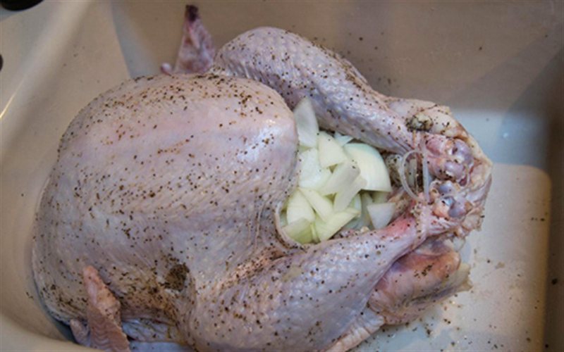 Cách làm gà tây đút lò cho bữa tiệc Giáng sinh ấm áp