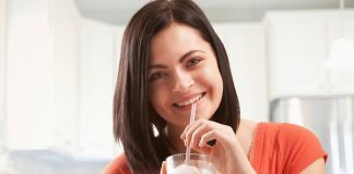 5-loai-nuoc-uong-pha-huy-lan-da-cua-ban