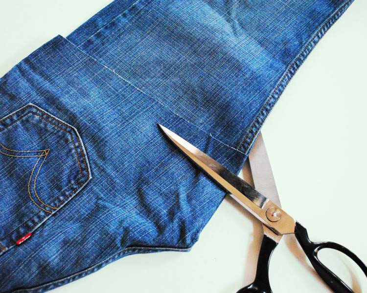 Tự chế quần jeans cũ thành rách lòi túi cực hot   - 3