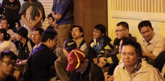 Những người cha Sài Gòn trắng đêm xếp hàng, mong con được tiêm vắc xin