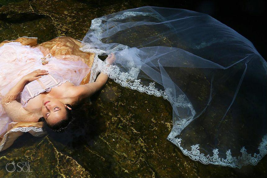 Cô dâu chụp ảnh dưới đáy biển tưởng nhớ hôn phu qua đời ngay trước lễ cưới