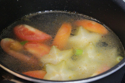 Hướng dẫn nấu canh thịt bò nấu khế và cà chua