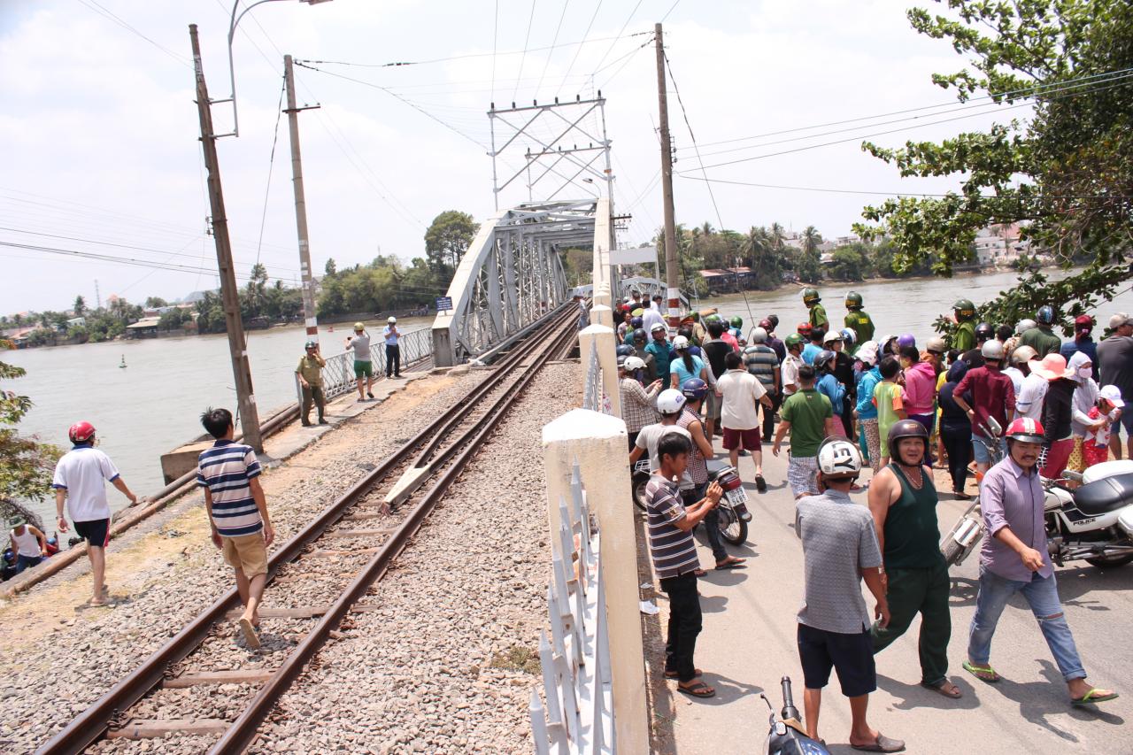 Sập Cầu Ghềnh: Chuyển khách đường sắt kẹt ở Ga Biên Hòa qua đường bộ