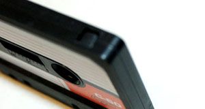 Cách làm hộp đựng bút từ băng cát sét đậm chất retro