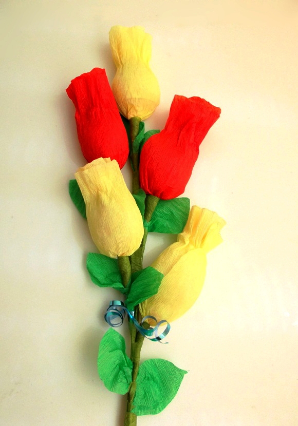 Làm hoa hồng ngậm kẹo từ giấy nhún tặng 'một nửa kia'