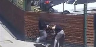 Clip cô gái bị bạn trai đánh dã man, người đi đường không can thiệp