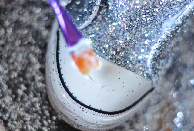 Biến hóa những đôi giày Converse trở nên lấp lánh