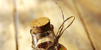 Xoá mụn cực nhanh với tinh dầu