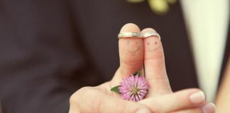 Đằng nào mai cũng ly hôn rồi, nên đêm nay chúng ta lưu niệm tí!