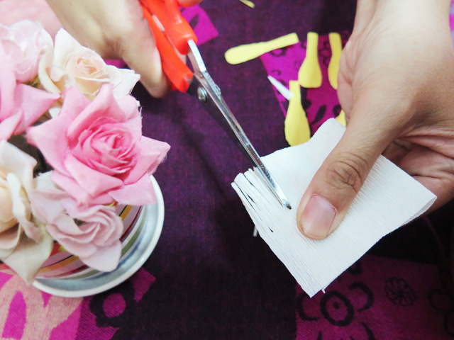 Cách làm hoa mai bằng giấy nhún đón lộc vào nhà