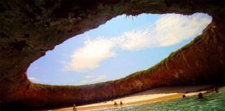 Khám phá bãi biển nằm dưới hố sâu tuyệt đẹp