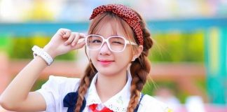 "Cô bé học sinh" khiến người ta khó tin vào tuổi thật