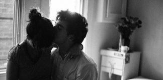 Thủy chung lúc khó, giàu có... ngoại tình