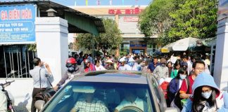 Hàng nghìn người vật vã ở ga Biên Hòa sau khi cầu Ghềnh sập