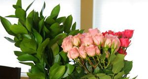 Cắm lọ hoa để bàn xinh lung linh cho ngày cuối tuần