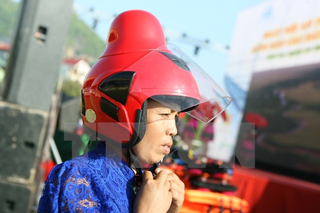 Mũ bảo hiểm thiết kế riêng cho phụ nữ dân tộc Thái ra mắt