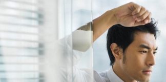 Đàn ông à, đừng để người đàn bà của anh tự làm mọi thứ…