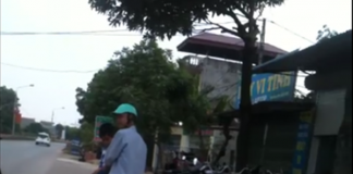 Clip: Bố xích con trai vào xe máy rồi kéo về nhà vì tội... mê game