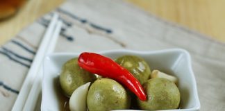 Cách làm sấu ngâm mắm ớt cho bữa cơm mùa hè