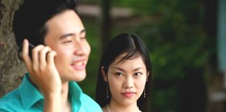 Dấu hiệu chàng làm việc "mờ ám" sau lưng bạn