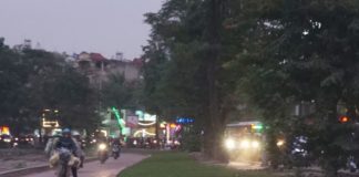 Người dân chen lấn lên xe, leo vỉa hè về quê đón Tết dương