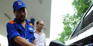 Giá xăng giảm mạnh, còn hơn 13.700 đồng một lít