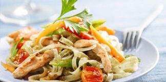 Món gà xào phở và rau củ ngon miệng dễ làm