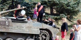 Kì lạ: Những ông bố có sở thích lái xe tăng...đưa con đi học