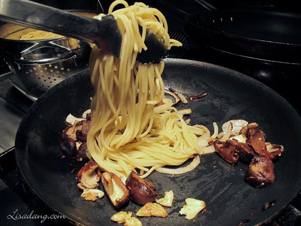 Spaghetti xào nấm ngon miệng dễ làm