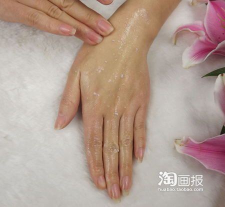 Thoa đều kem lên mu bàn tay, massage nhẹ nhàng để tay mềm mại và thẩm thấu dưỡng chất tốt hơn.