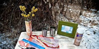 Cách làm lọ hoa đáng yêu từ giấy gói quà