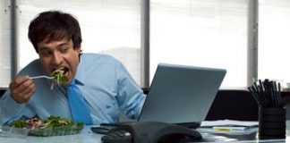 Sai lầm nguy hiểm khi ăn trưa bạn cần loại bỏ ngay1