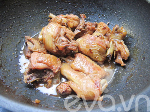 Mát trời ăn gà nấu rô ti nước dừa