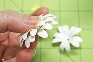 Cách làm hoa giấy siêu đẹp mà cực kì đơn giản - 4