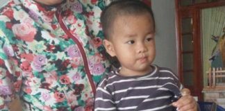 Bố mẹ đánh nhau, bỏ con lại cho người lạ