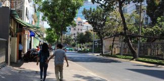 Giải mã 'bệnh' thích sờ mông