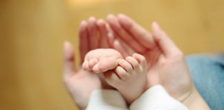 Mẹ trẻ chết vì sốc nhiệt khi "ở cữ" quá đà sau sinh