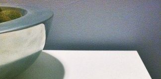 Biến tấu bàn tay với nail chấm bi trẻ trung cho ngày Tết