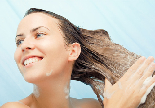 Cách chăm sóc tóc xoăn dù xơ nhất cũng trở nên mềm mại